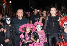 Premian a ganadores de concursos de catrinas y catrines