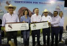 Recibe Rosy Fuentes donativo de ganaderos sinaloenses