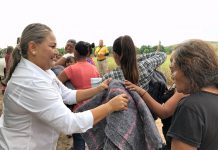 Entrega la presidenta del DIF Escuinapa, cobijas en la comunidad el Tecomatillo.