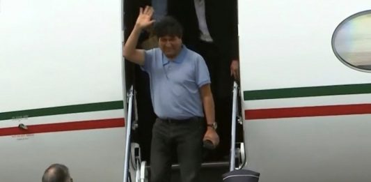 Llega Evo Morales a México; “me salvaron la vida”, dice