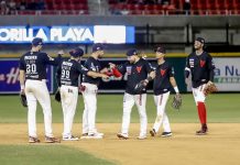 VENADOS SACAN ESCOBA EN CASA