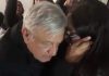 Mujer grita a AMLO: ‘mataron a mi padre’, él se detiene a escuchar