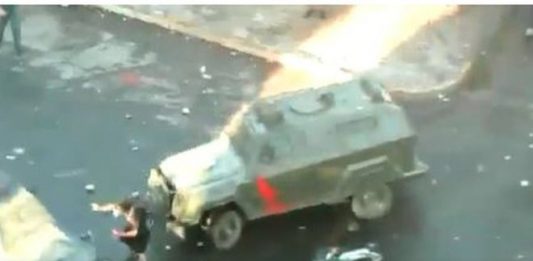 Protestas en Chile: el brutal atropello a un joven de 20 años por un carro blindado de la policía que genera indignación en el país suramericano