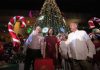 Quirino y su esposa encienden el Árbol de Navidad en la Villa Navideña en Palacio de Gobierno