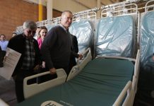 Entrega Quirino 180 camas para hospitales de Sinaloa