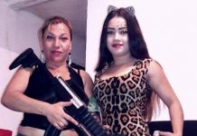 Madre e hija posaron con armas falsas. Las confundieron con criminales. Las ejecutaron