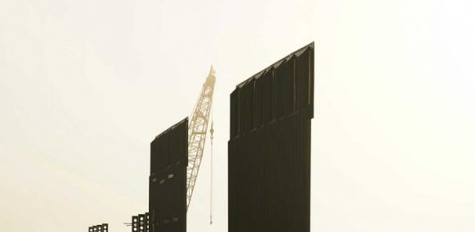 Celebra Trump aval para fondear el muro fronterizo