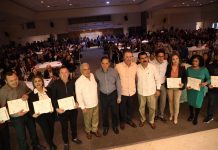 Quirino entrega créditos para vivienda a maestros