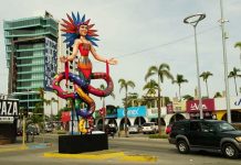 Monigotes. Vientos de Carnaval en Malecón de Mazatlán