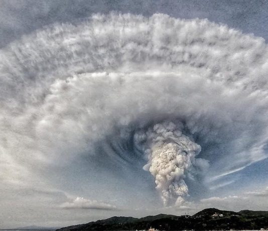 Impactante erupción de volcán en Filipinas; emiten alerta de ‘tsunami volcánico’ y evacuan a miles