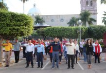 Autoridades municipales conmemoran el 103 aniversario de la Constitución Mexicana de 1917.