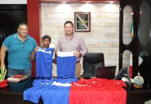 Alcalde escuinapense entrega uniforme a boxeadores