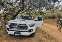 Tras reporte al 9-1-1, autoridades aseguran vehículos, armas y sustancias en Imala