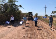 Con sana distancia, el Alcalde Dr. Pineda entrega obra de agua potable y da banderazo para rehabilitación de caminos.