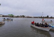 Autoridades desalojan a familias de playas en Angostura
