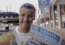 Es invidente y sigue trabajando para sobrevivir