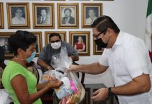 Gobierno municipal entrega 45 despensas a gastronómicos de bares y restauranteros del municipio.