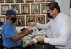 Presidente municipal entrega despensas al Sindicato de Músicos y cargadores.