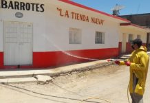 Continúa sanitización en comunidades y se instalan lonas de “Quédate en Casa”.