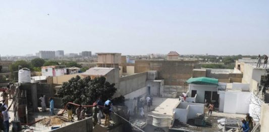 Se estrella avión comercial en Pakistán