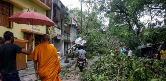 Ciclón Amphan deja 95 muertos y una estela de destrucción