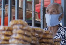 Viaja abuelita desde la Isla de la Piedra al puerto para vender sus dulces