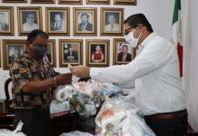 Albañiles agradecen a Alcalde por entrega de despensas.