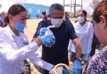 Más de 220 familias de las comunidades de Los Pozos Labrados y el Zopilote, recibieron apoyos alimenticios por parte de este Gobierno Municipal y DIF Rosario