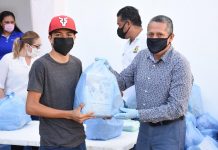 En el patio central del ayuntamiento, el Alcalde Dr. Manuel Pineda Domínguez realizó la entrega de despensas a 93 músicos del municipio de Rosario.