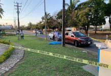 Muere chofer de un posible infarto; logra bajar de la unidad