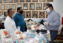 Reciben taxistas despensas del Ayuntamiento de Escuinapa.