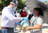 Soto Grave entrega apoyos sociales en la colonia Morelos, de la sindicatura de Isla del Bosque.