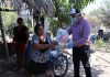 Alcalde entrega apoyos sociales a familias de Palmillas.