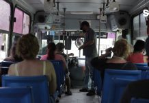 Aunque Transporta Cientos de Personas, No se Siente “Héroe del COVID”