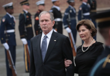 El expresidente Bush llama a “escuchar” a los manifestantes que “marchan por un futuro mejor”