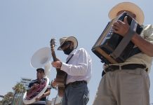 El hambre los ha obligado a salir a trabajar