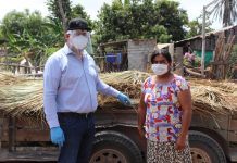 Alcalde entrega palmas para casas en la comisaría de Celaya.