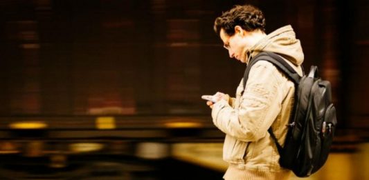 Así afectas tu columna cuando caminas y utilizas tu smartphone