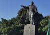 AMLO deja ofrendas en monumentos de Benito Juárez y Lincoln en EU