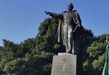 AMLO deja ofrendas en monumentos de Benito Juárez y Lincoln en EU