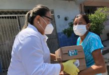 La Presidenta del DIF Escuinapa encabeza la entrega de despensas en la comunidad de Teacapán.