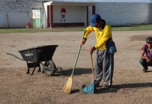 Promotores del IMDE mejoran instalaciones de la Unidad Deportiva.