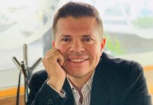 Jorge Medina deja de lado la cantada para repartir comida a domicilio.