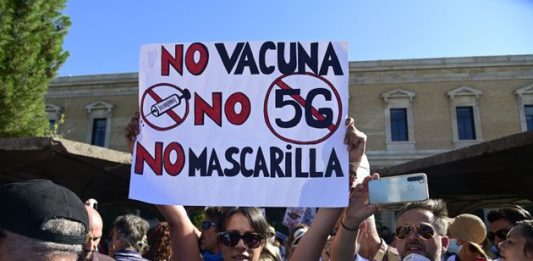 Un millar de personas marcha en Madrid contra el uso de la mascarilla al grito de «queremos ver el virus»