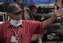 Trabaja a sus 80 años para apoyar a su ex mujer que está enferma