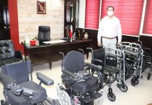 Alcalde recibo donación de aparatos para personas con discapacidad motriz.