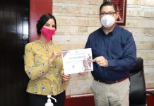 Alcalde entrega reconocimiento a presidenta por un día del primer cabildo juvenil de Escuinapa.