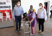 Gobierno municipal y sistema DIF entregan apoyos funcionales a personas con discapacidad motriz.