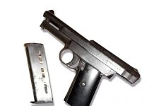 Policía Estatal Preventiva y Guardia Nacional aseguran a dos hombres con un arma