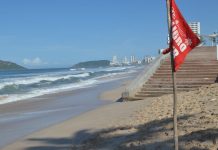 Permanecen banderines rojos en algunas zonas de playa